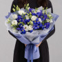 Букет из синих ирисов и белой эустомы